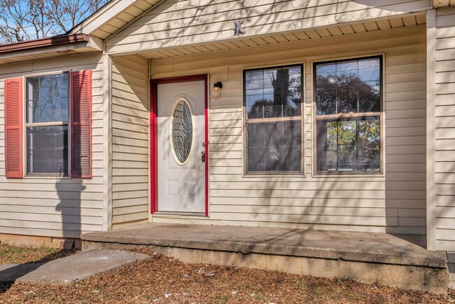 Building Photo - Newly Renovated 3Bedroom/2Bath Home in Whi...