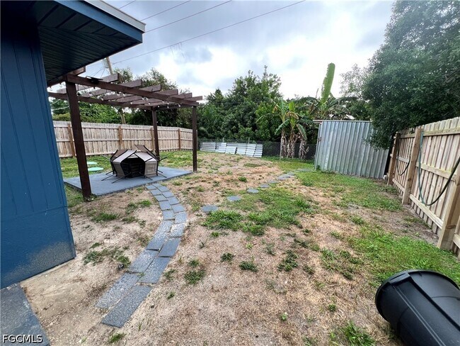 Foto del edificio - 19113-19115 Holly Rd