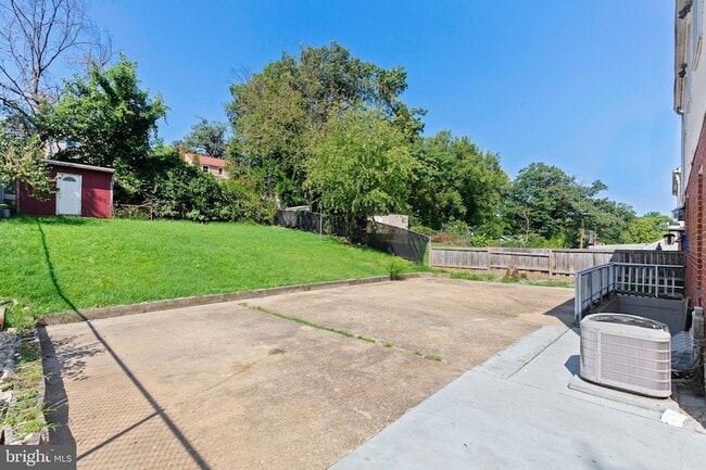 Foto del edificio - 4816 Woodlawn Dr
