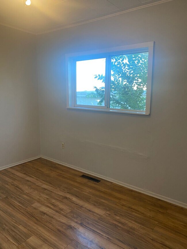Building Photo - Charming 3+bedroom, 1bath ranch home with ...