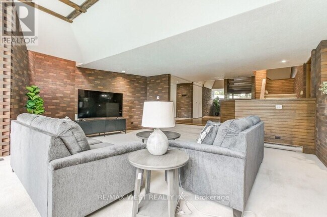 Building Photo - 79 Edenvale Crescent