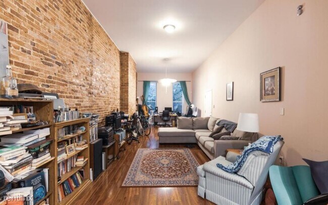 Building Photo - 1 br, 1 bath Triplex - 2115 Saint Paul Str...
