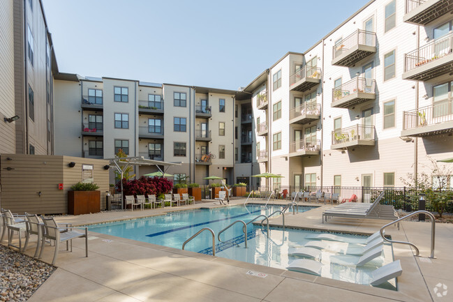 Courtyard / Pool - Vista Cameron Harbor