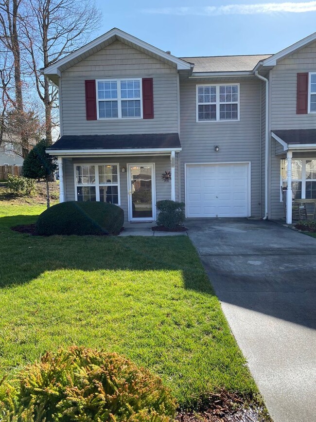 Building Photo - Fletcher - Updated Townhome with fenced pa...