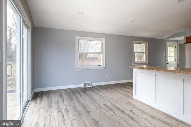 Foto del edificio - 130 Pulaski Ave