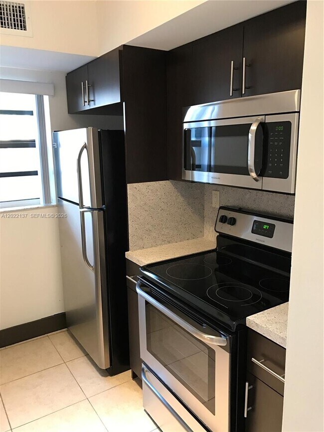 Foto del edificio - 18224 Mediterranean Blvd