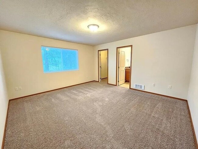 Building Photo - Garden Springs Duplex