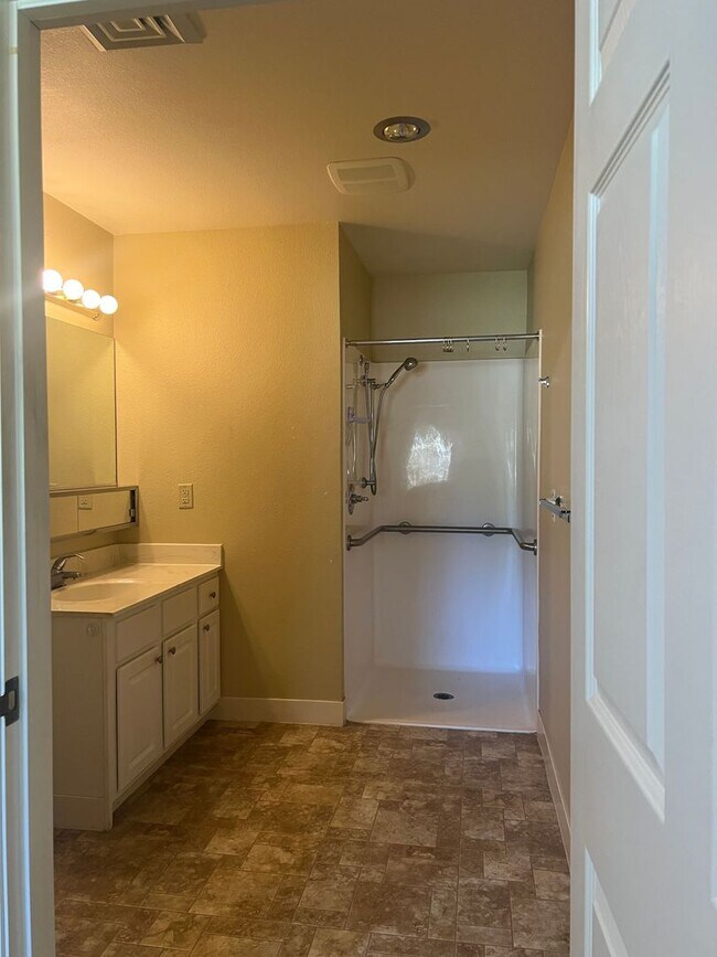 Foto del edificio - Skyview Apartments-2 bedroom, 2 bath priva...