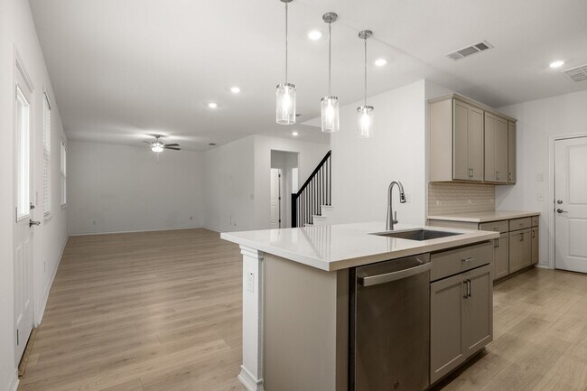 Foto del edificio - Spacious 4 Bed / 3 Bath in Liberty Hill – Quartz Kitchen, Hot Tub + Flexible W/D Option