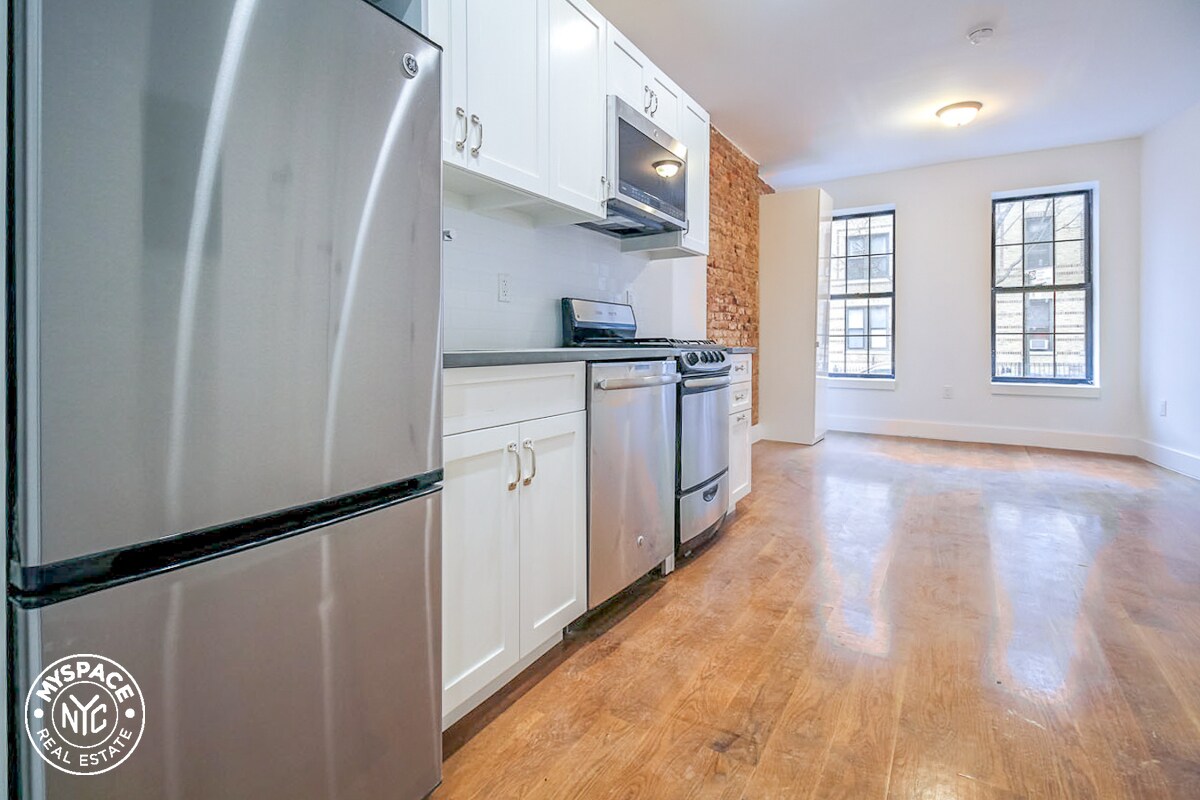 Primary Photo - 1654 Putnam Ave