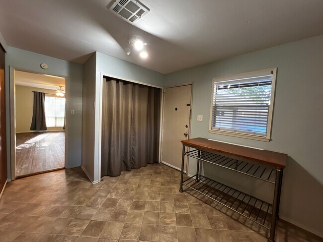 Foto del edificio - 3 Bedroom, 1.5 Bathroom, Brick Home with large yard, and garage