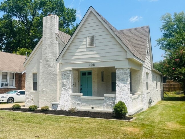 2 minutes away from Rhodes College! Beautifully Renovated! Pets are owner's approval, fees do apply. - 2 minutes away from Rhodes College! Beautifully Renovated! Pets are owner's approval, fees do apply. House