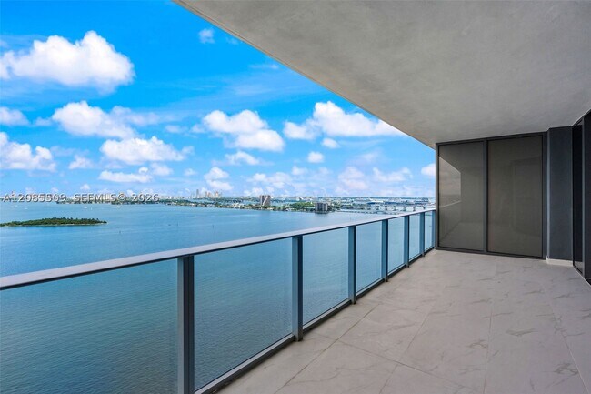 Foto del edificio - 700 NE 24th St