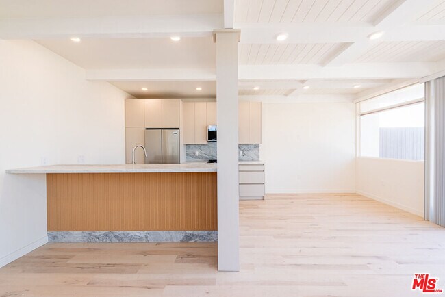 Foto del edificio - 7273 Birdview Ave
