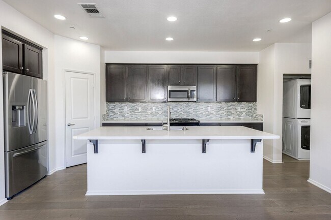 Foto del edificio - 3 bedroom and 4 bath home available in Otay Mesa