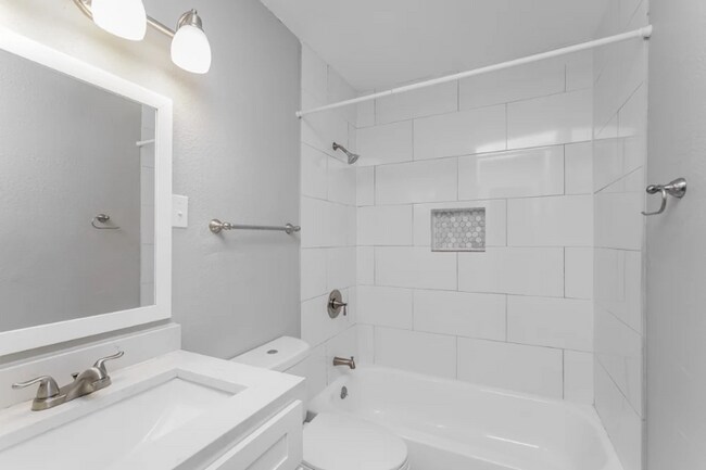 Building Photo - 5111 Royal Dr