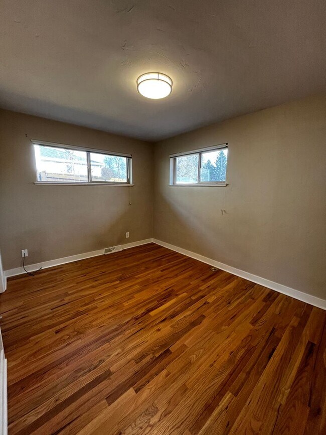 Building Photo - Updated Two Bed One Bath Duplex in Edgewater