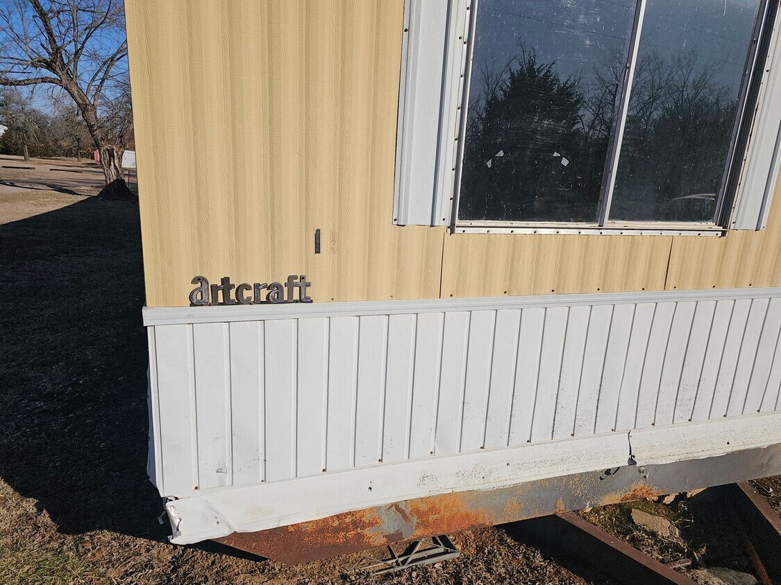 Building Photo - FREE Mobile Home must be moved off property.