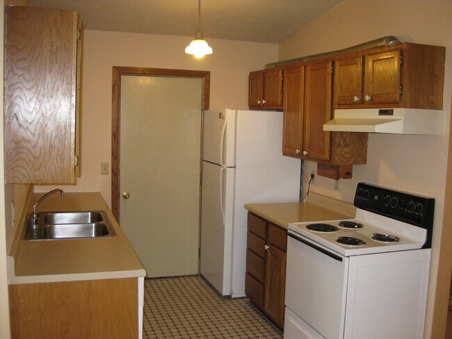 Building Photo - Cute Home with Lots of Character on a Huge Lot