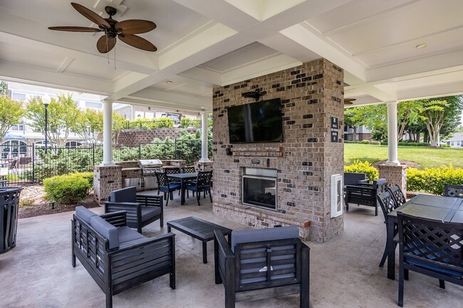 Glorieta con chimenea, televisor, y parrillas - Bexley at Brier Creek