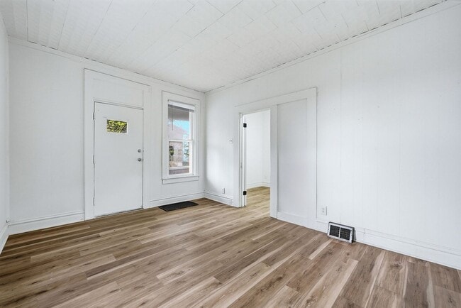 Foto del edificio - Cozy 3BR with Covered Front Porch