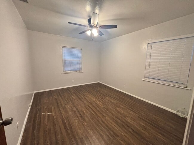 Foto del edificio - SPACIOUS & CLEAN HOUSE! OFF 5th & K St: Upgraded 3BR 1BA w/Large yard & 2 car garage!