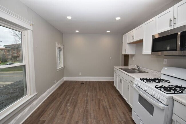 Foto del edificio - Spacious Downtown Mishawaka Apartment
