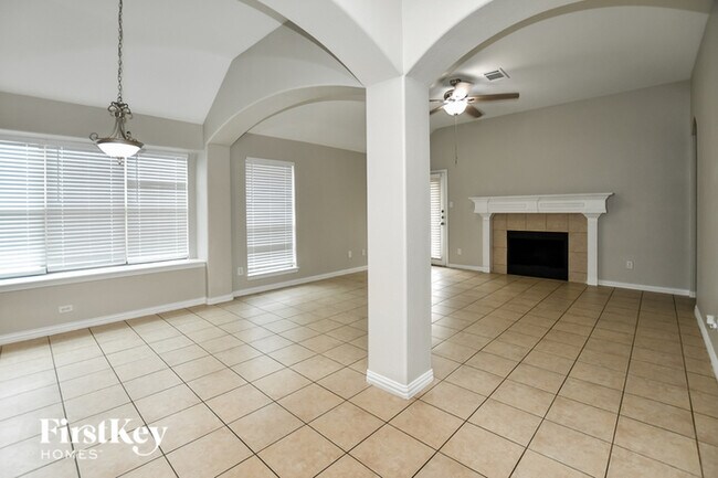 Foto del edificio - 205 Wooded Creek Ave