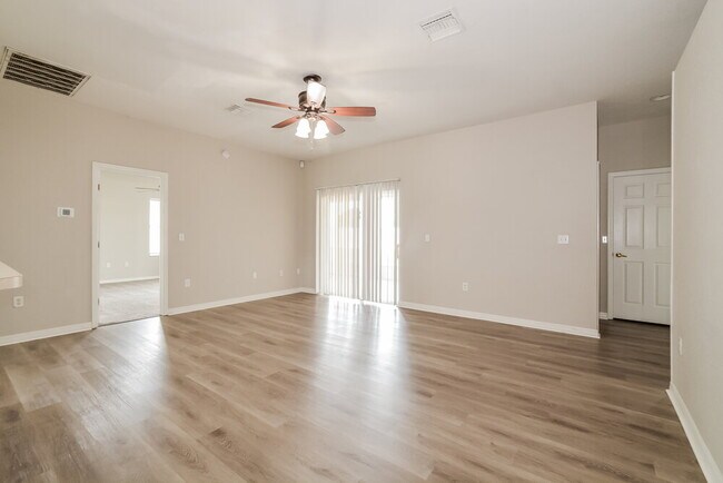 Foto del edificio - 292 Cloverdale Rd