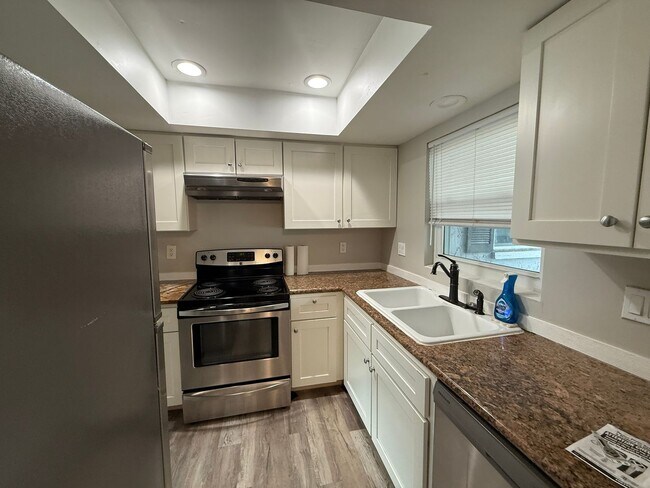 Foto del edificio - 2/1 UPDATED UNIT in a Triplex