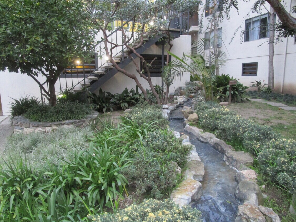 Foto principal - Universe at the Sycamores Apartments