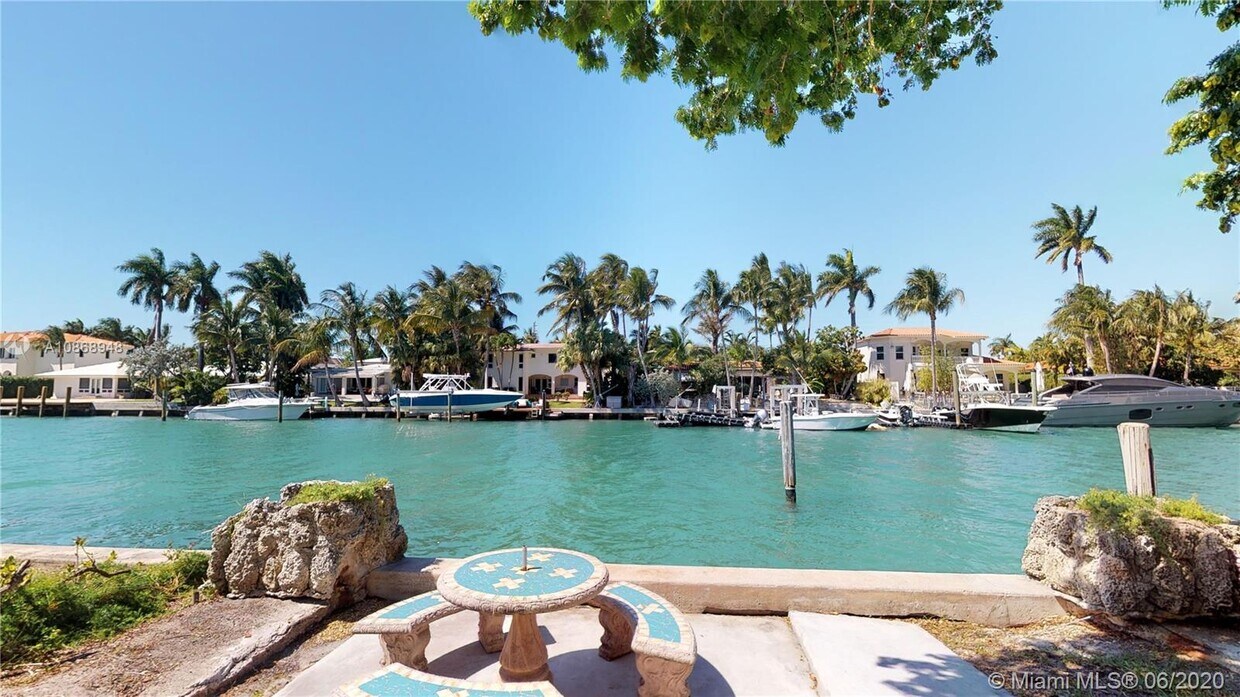 Foto principal - 9720 W Bay Harbor Dr