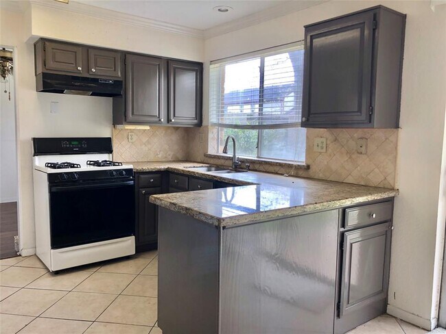 Foto del edificio - 3422 Hidden Creek Dr