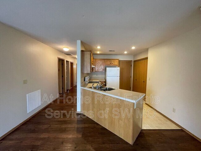 Building Photo - 1136 S Clifton Ave