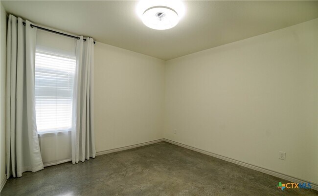 Foto del edificio - 770 Freedom Cir