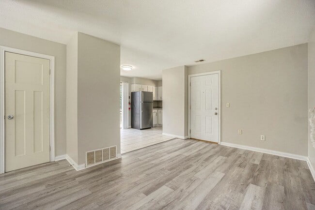 Building Photo - Charming, fully remodeled 2-Bed/1-Bath Par...