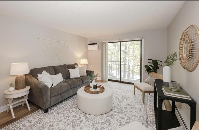 Building Photo - 19 Country Club Dr