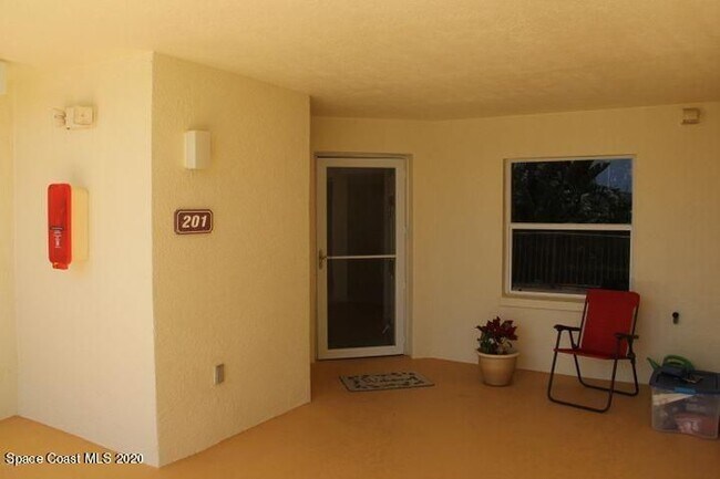 Building Photo - 7048 Sevilla Ct