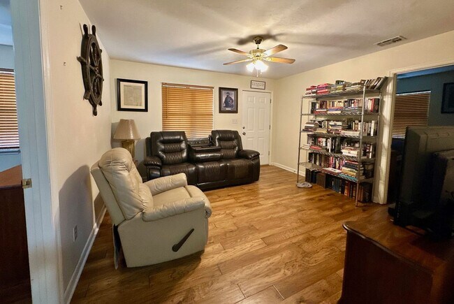 Foto del edificio - 54 Hardwood Hollow Rd