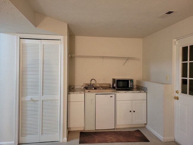 Building Photo - 1104 Kings Crest Dr