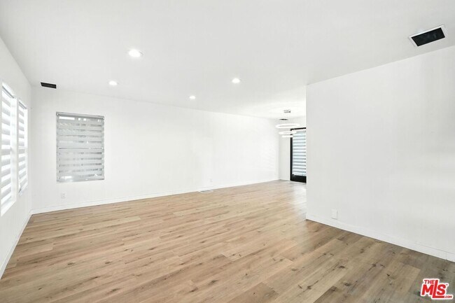 Foto del edificio - 5128 Llano Dr