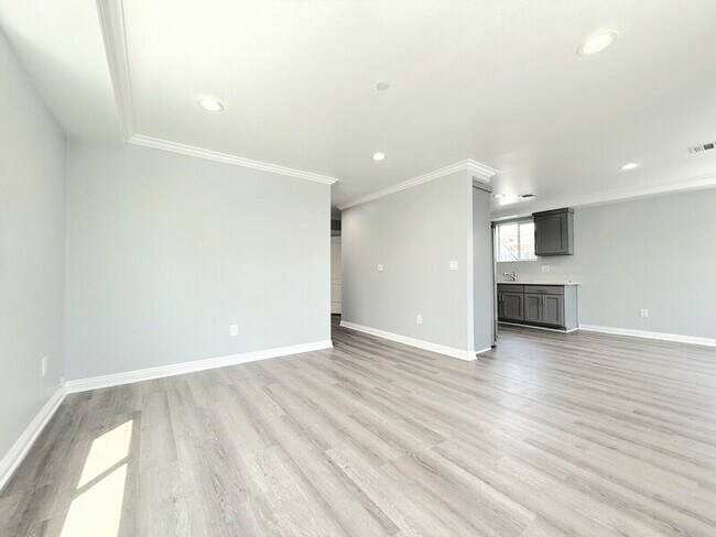 Building Photo - 322 E 55th St