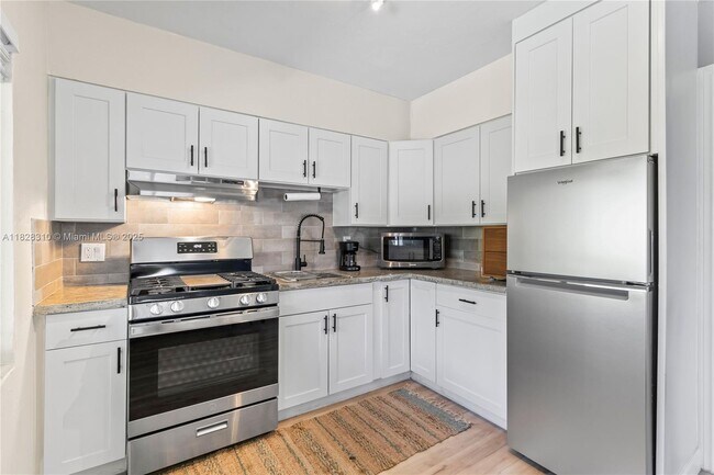Foto del edificio - 715 NE 6th St