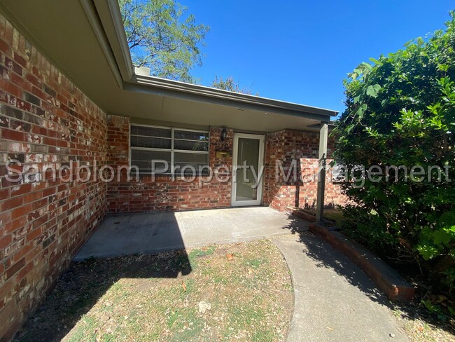 Building Photo - FOR LEASE | Midtown | 3 Bed, 2 Bath Duplex...