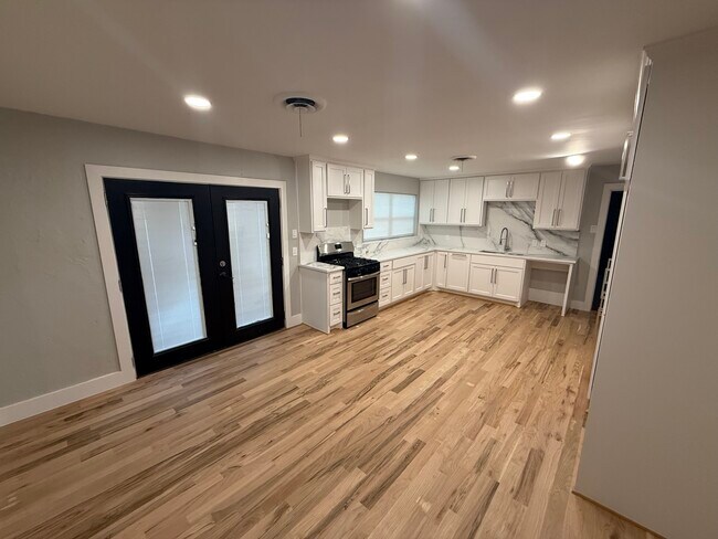 Building Photo - 2858 Royal Ln