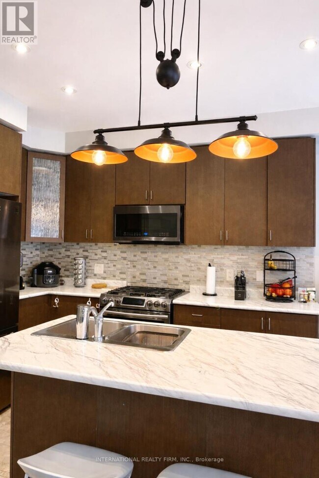 Building Photo - 1477 Pratt Heights