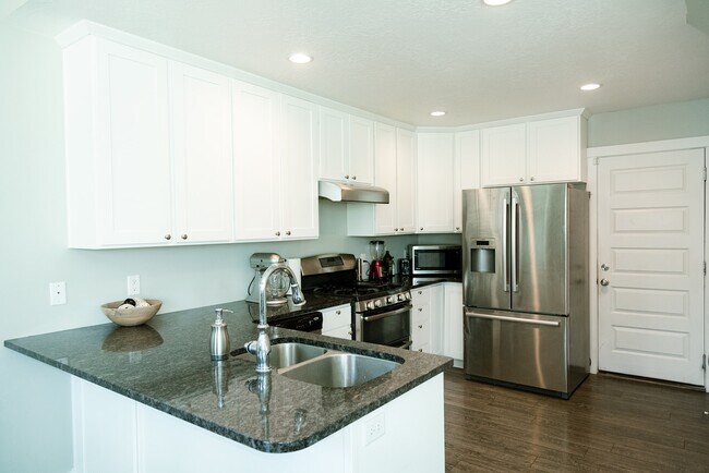 Building Photo - 3141 Manor View Dr
