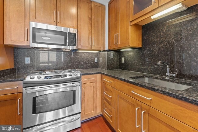 Building Photo - 8220 Crestwood Heights Dr