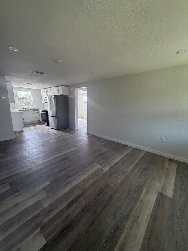 Building Photo - 1302 Clearlake Rd