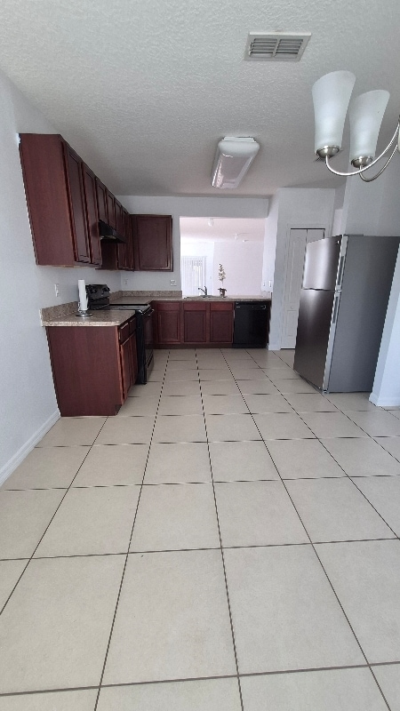 Building Photo - 136 Tracy Cir